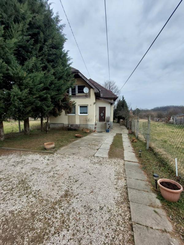 eladó családi ház, Vácduka