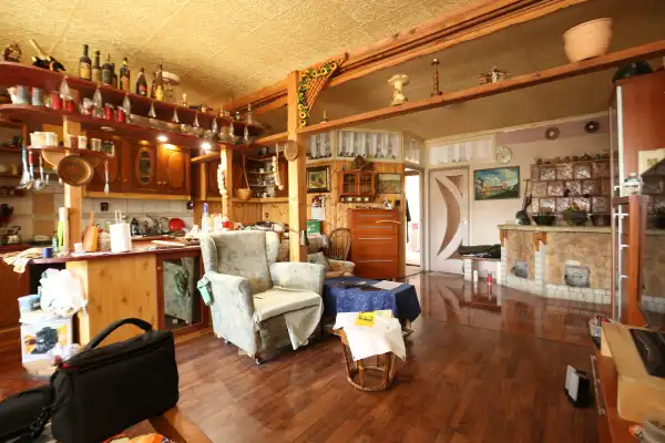 Eladó házrész, Vác 8 szoba 298 m² 116 M Ft