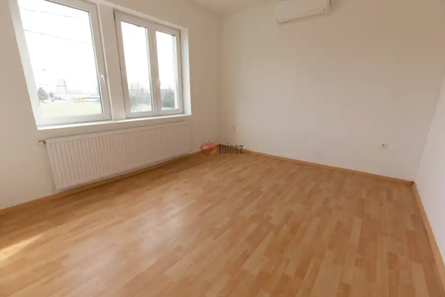 eladó téglalakás, Vác