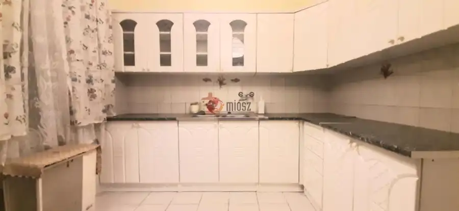 eladó téglalakás, Vác