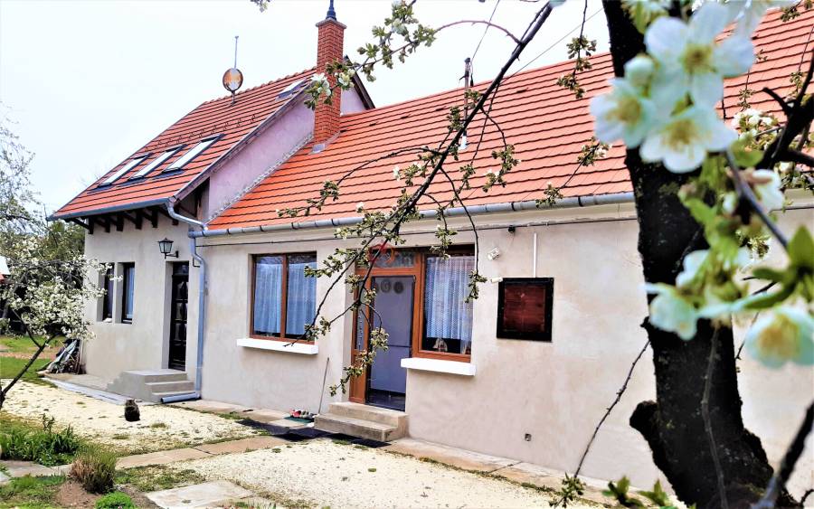 eladó újszerű családi ház, Pápa