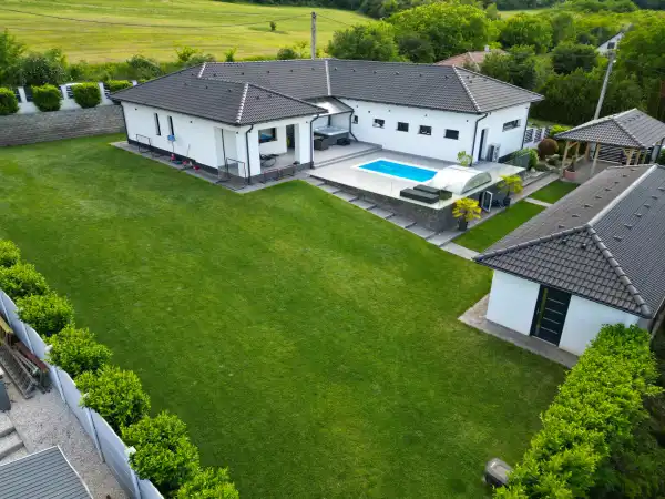 Eladó újszerű családi ház, Vácduka 5 szoba 270 m² 289.9 M Ft