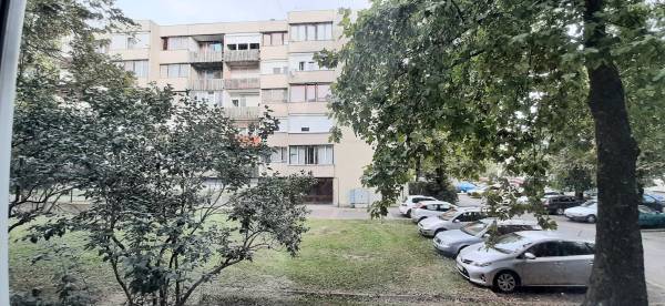 eladó újszerű panellakás, Vác
