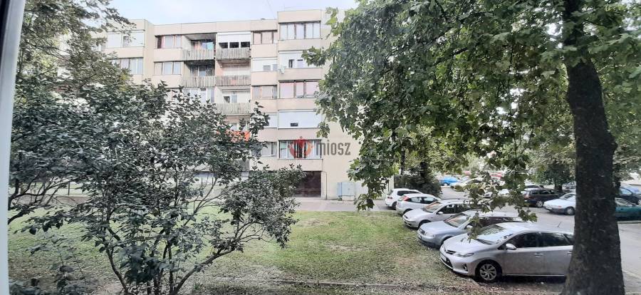 eladó újszerű panellakás, Vác