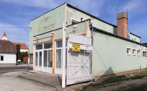 eladó üzlethelyiség utcai bejáratos, Berhida