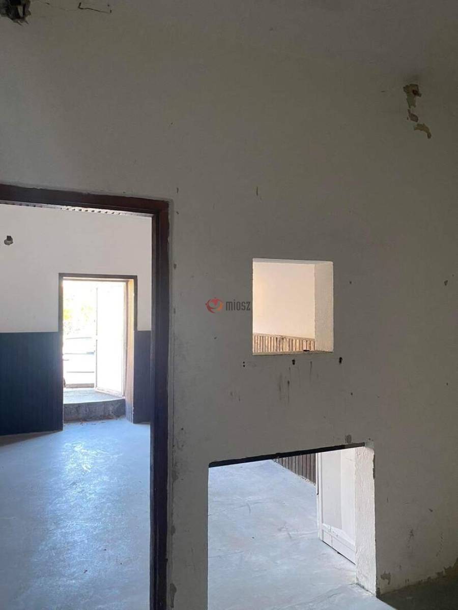 eladó üzlethelyiség utcai bejáratos, Székesfehérvár